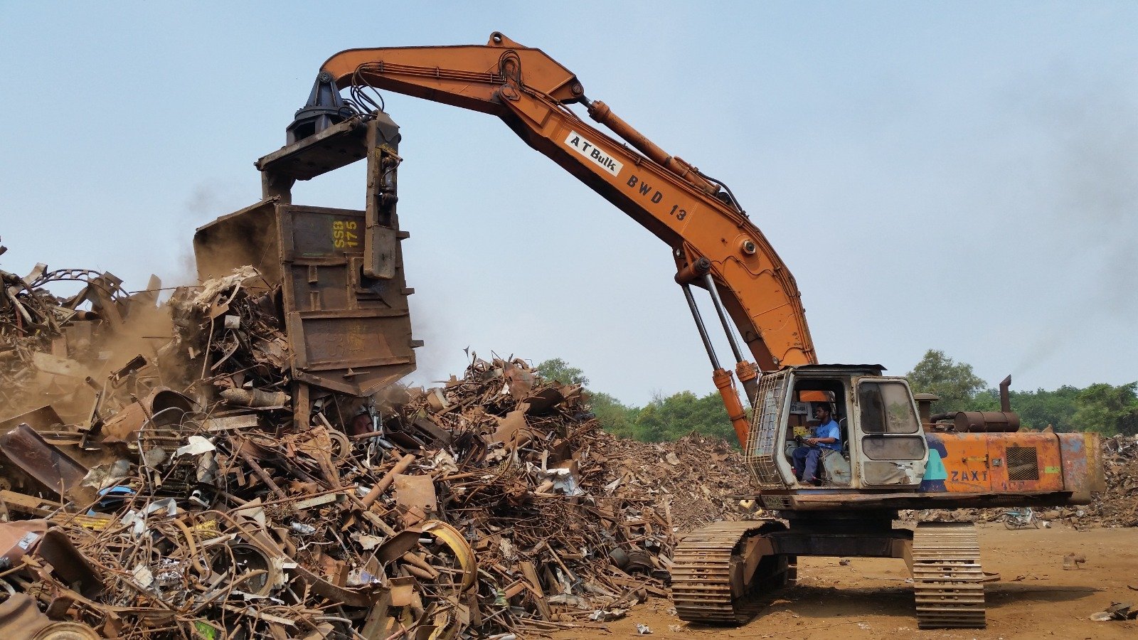 D-TYPE EXCAVATOR - Image 1