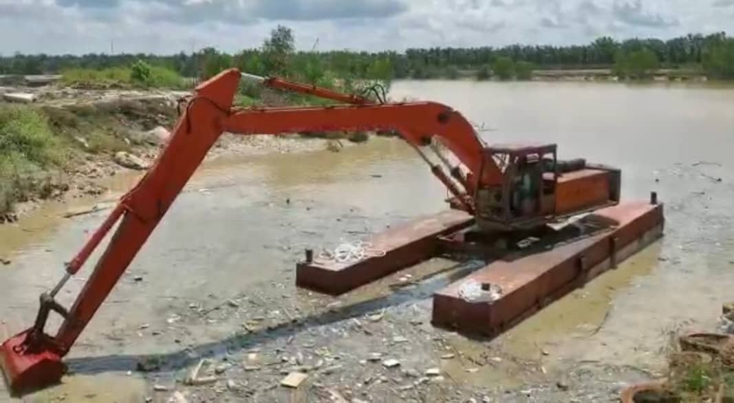 Jetty operations amphibious excavator
